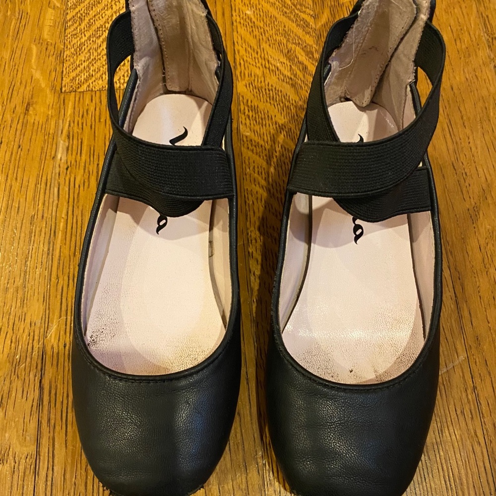 Ballet flat with straps and back zipper